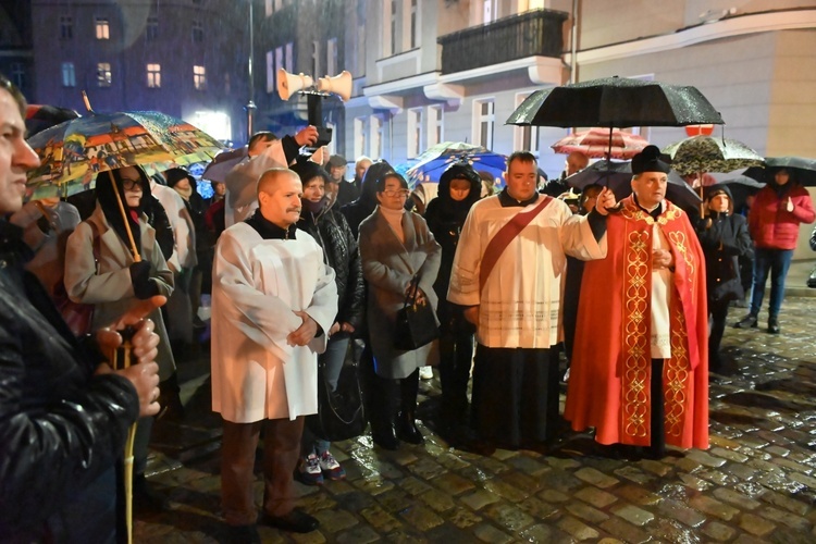 Wałbrzych. Droga Krzyżowa ulicami Śródmieścia