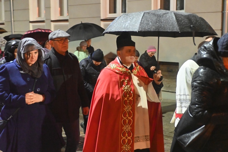 Wałbrzych. Droga Krzyżowa ulicami Śródmieścia