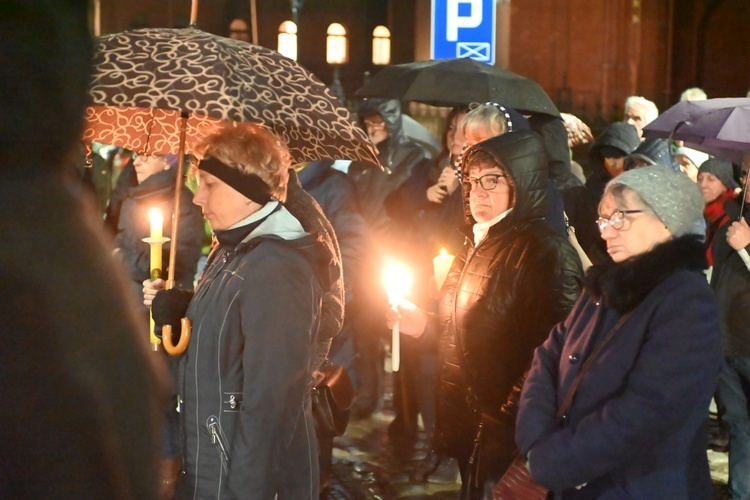 Wałbrzych. Droga Krzyżowa ulicami Śródmieścia