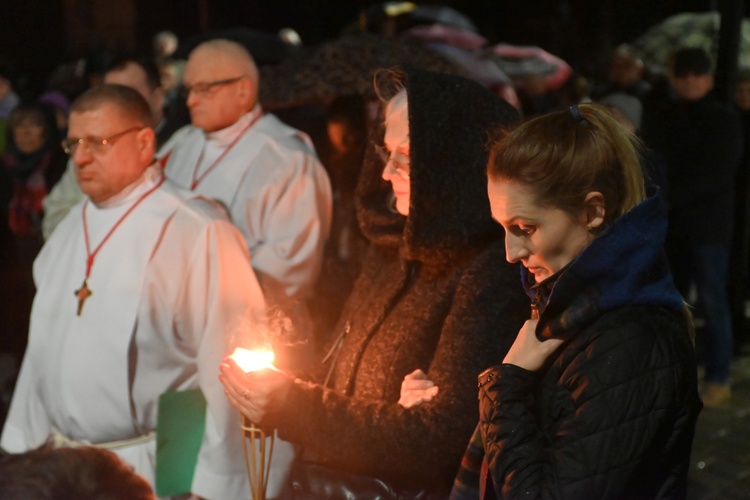 Wałbrzych. Droga Krzyżowa ulicami Śródmieścia