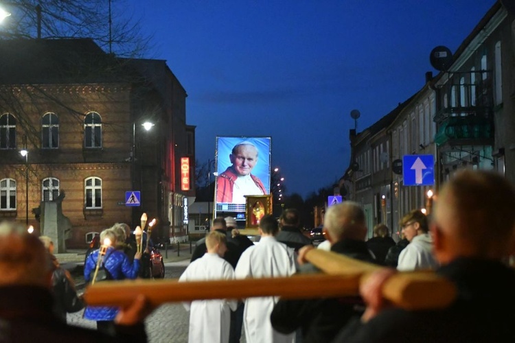 Rzepin. Poszli za krzyżem z Janem Pawłem II