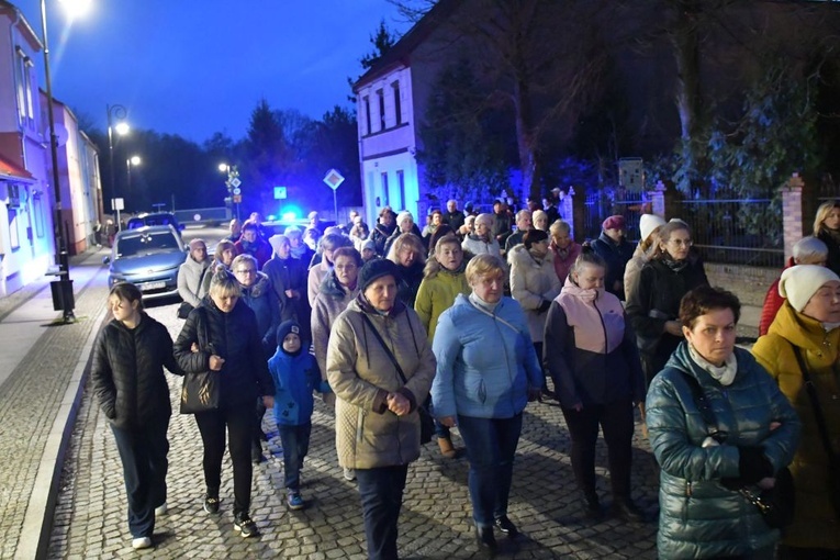 Rzepin. Poszli za krzyżem z Janem Pawłem II