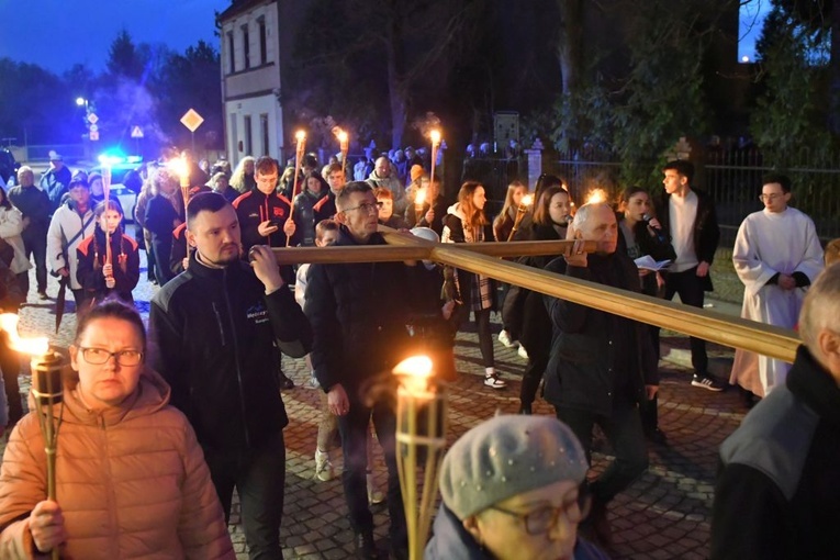 Rzepin. Poszli za krzyżem z Janem Pawłem II