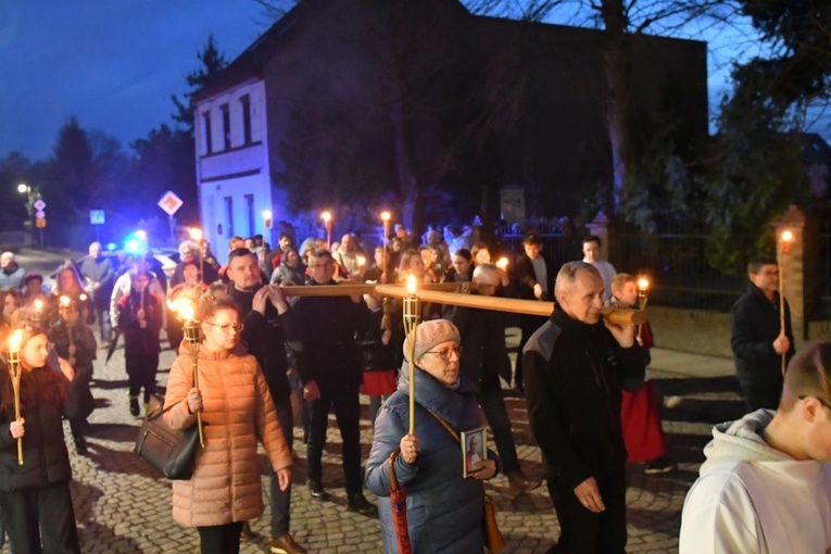 Rzepin. Poszli za krzyżem z Janem Pawłem II