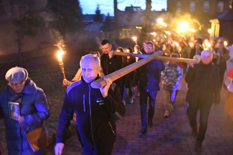 Rzepin. Poszli za krzyżem z Janem Pawłem II