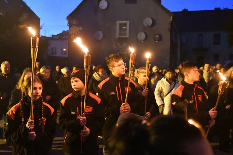 Rzepin. Poszli za krzyżem z Janem Pawłem II