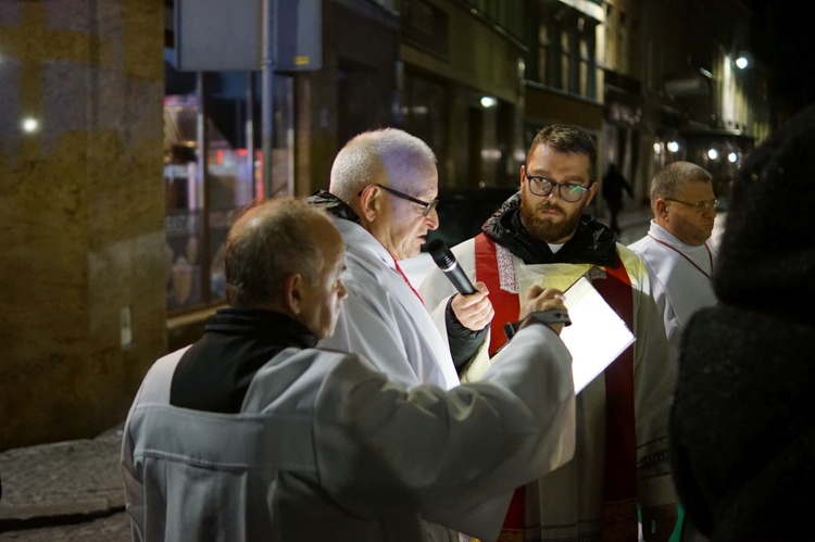 Wałbrzych. Droga Krzyżowa ulicami Śródmieścia