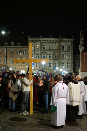 Wałbrzych. Droga Krzyżowa ulicami Śródmieścia