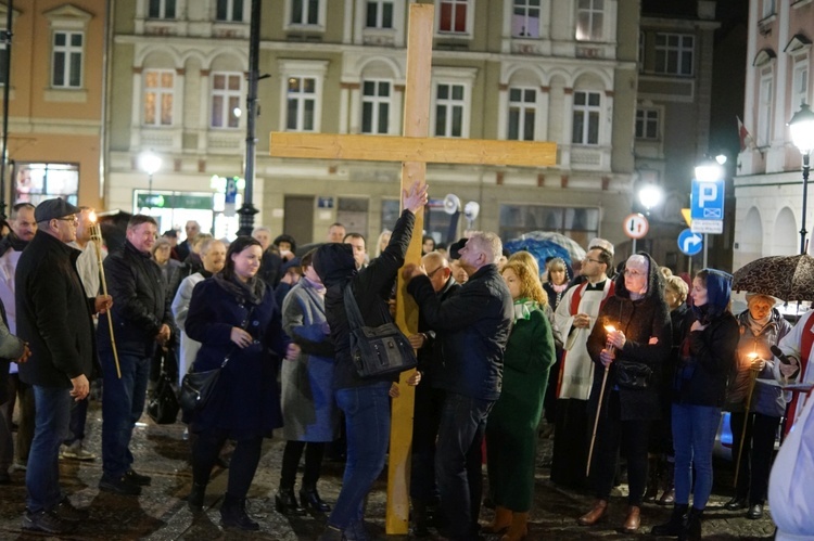 Wałbrzych. Droga Krzyżowa ulicami Śródmieścia