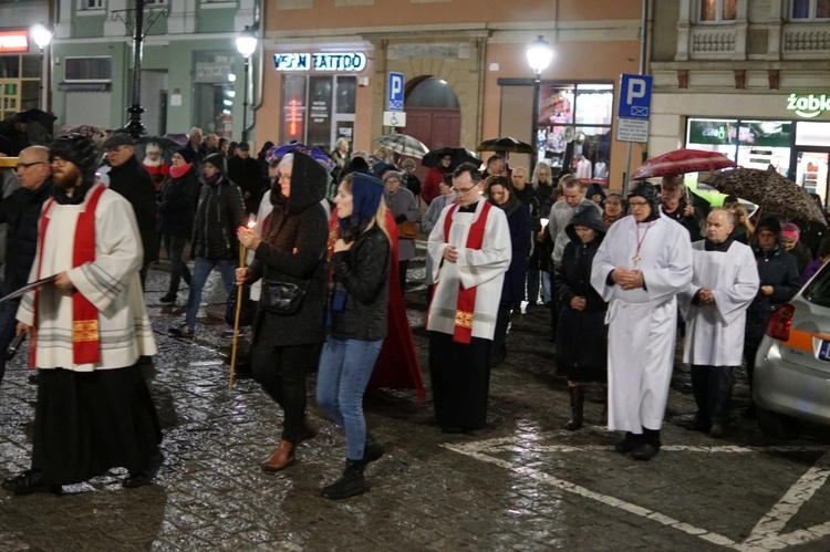 Wałbrzych. Droga Krzyżowa ulicami Śródmieścia