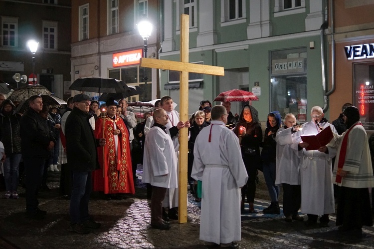 Wałbrzych. Droga Krzyżowa ulicami Śródmieścia