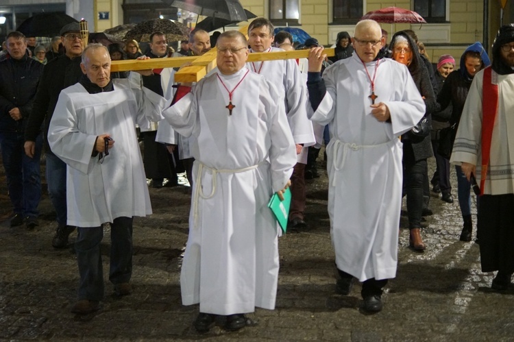 Wałbrzych. Droga Krzyżowa ulicami Śródmieścia