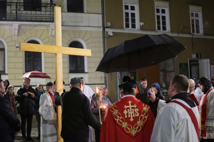 Wałbrzych. Droga Krzyżowa ulicami Śródmieścia