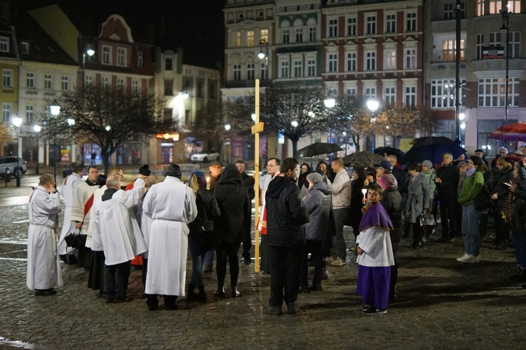 Wałbrzych. Droga Krzyżowa ulicami Śródmieścia