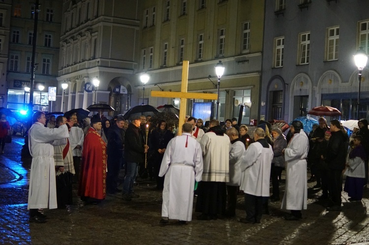 Wałbrzych. Droga Krzyżowa ulicami Śródmieścia