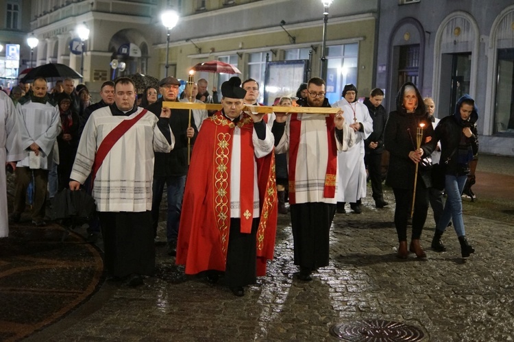 Wałbrzych. Droga Krzyżowa ulicami Śródmieścia