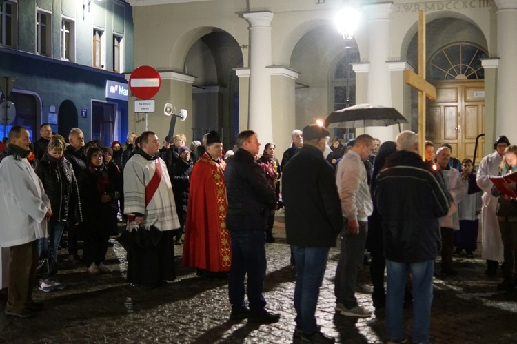 Wałbrzych. Droga Krzyżowa ulicami Śródmieścia