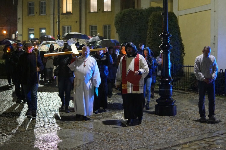 Wałbrzych. Droga Krzyżowa ulicami Śródmieścia