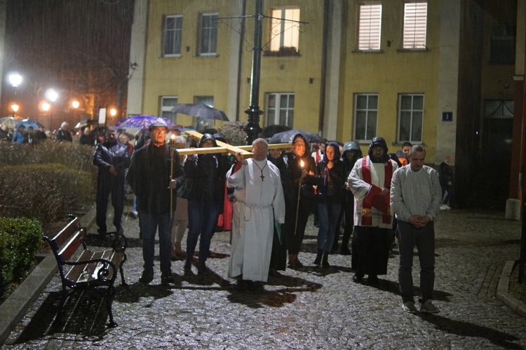 Wałbrzych. Droga Krzyżowa ulicami Śródmieścia