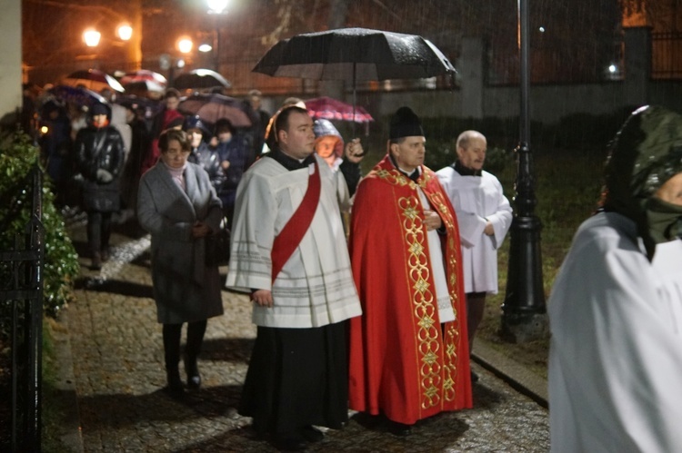 Wałbrzych. Droga Krzyżowa ulicami Śródmieścia