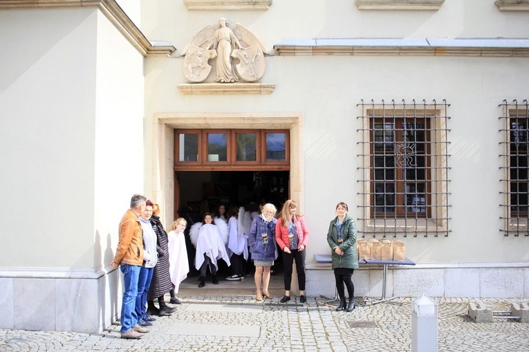 Odsłonięcie Ławki z Aniołem w Głubczycach