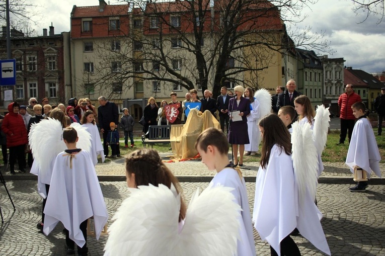 Odsłonięcie Ławki z Aniołem w Głubczycach