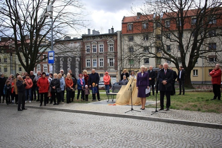 Odsłonięcie Ławki z Aniołem w Głubczycach