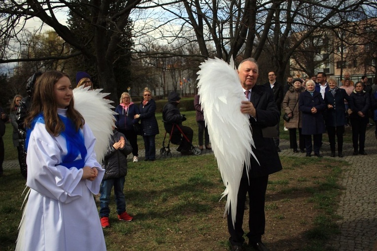 Odsłonięcie Ławki z Aniołem w Głubczycach