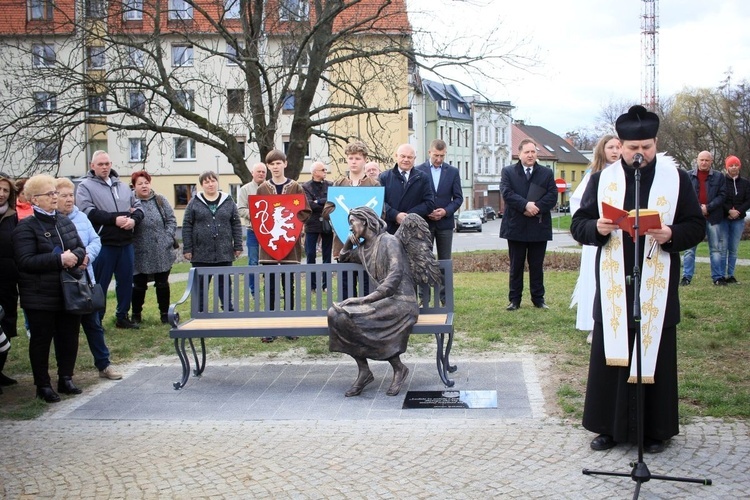 Odsłonięcie Ławki z Aniołem w Głubczycach