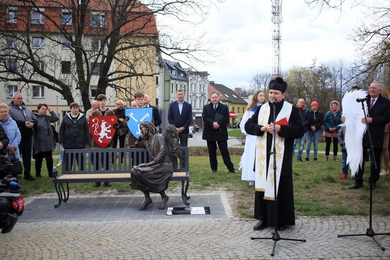 Odsłonięcie Ławki z Aniołem w Głubczycach