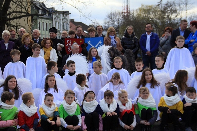 Odsłonięcie Ławki z Aniołem w Głubczycach