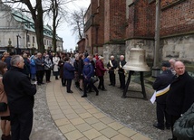 Po Mszy św. bp Nitkiewicz wspólnie z przybyłymi na liturgię wiernymi uderzył w dzwon "Głosu Nienarodzonych".