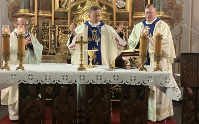 Biskup pomocniczy w czasie Mszy św. na Górze Iglicznej.