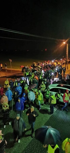w Kiernozi w nocnej Drodze Krzyżowej uczestniczyło blisko 300 osób.