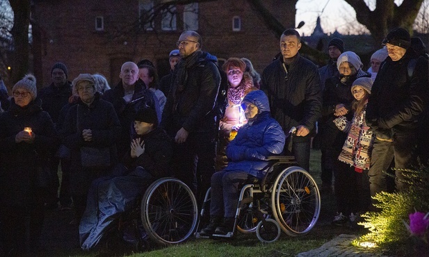 Być tym, który pomoże nieść krzyż 