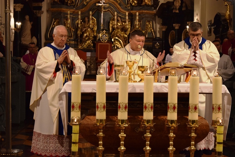 W centrum obchodów rocznicowych była uroczysta Eucharystia. 