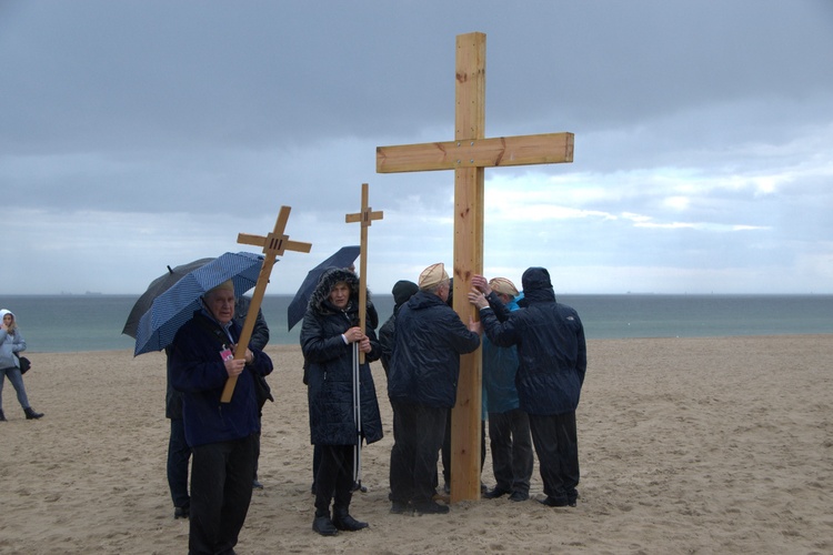 Z krzyżem na gdańskiej plaży 