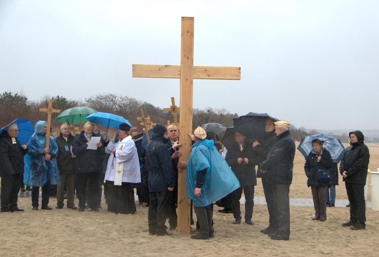 Z krzyżem na gdańskiej plaży 