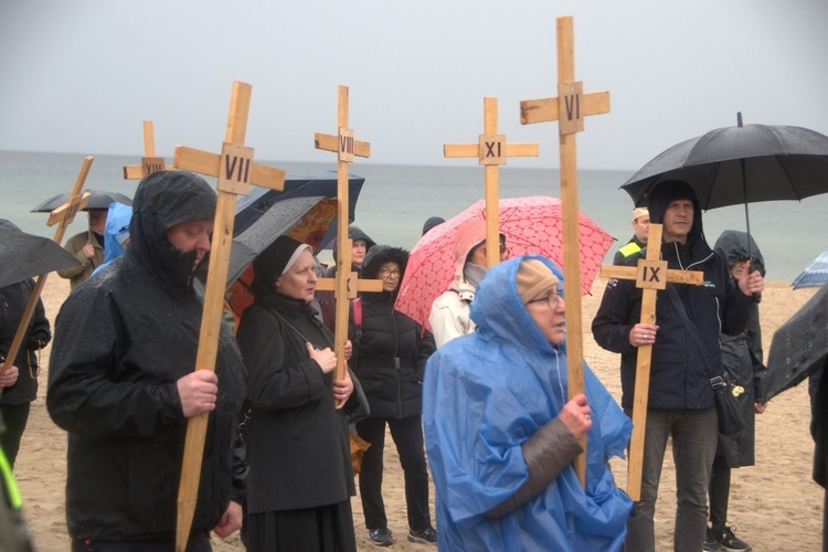 Z krzyżem na gdańskiej plaży 