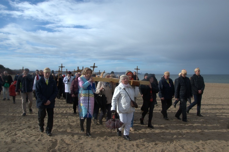 Z krzyżem na gdańskiej plaży 