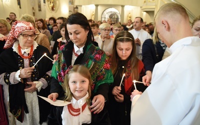 Symbolem podjęcia duchowej adopcji były zapalone od paschału świece. 