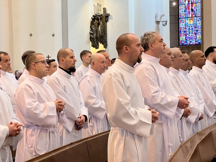 Katowice. Ustanowienie w posłudze nadzwyczajnych szafarzy Komunii św.