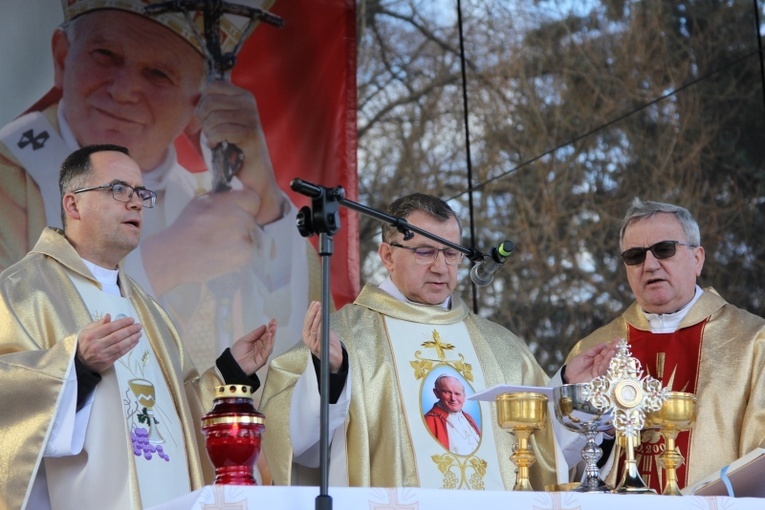 Msza św. pod papieskim pomnikiem