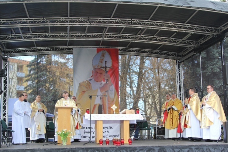 Msza św. pod papieskim pomnikiem