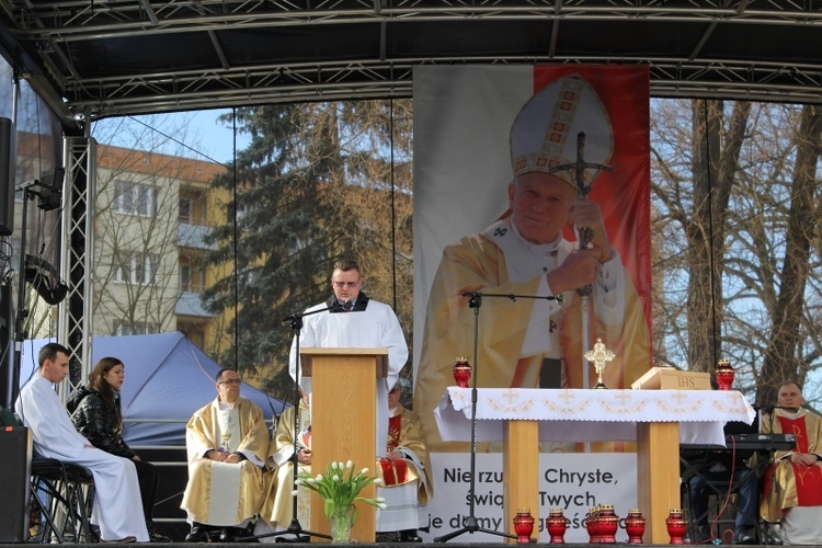 Msza św. pod papieskim pomnikiem