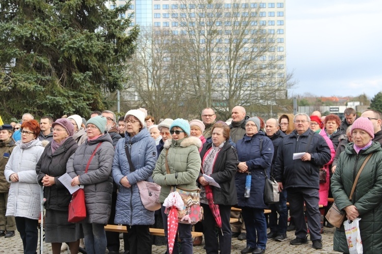 Msza św. pod papieskim pomnikiem