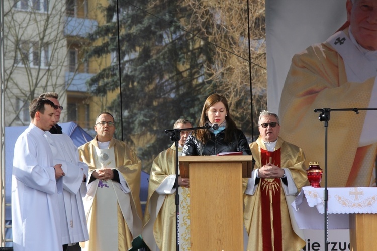 Msza św. pod papieskim pomnikiem