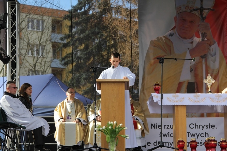 Msza św. pod papieskim pomnikiem