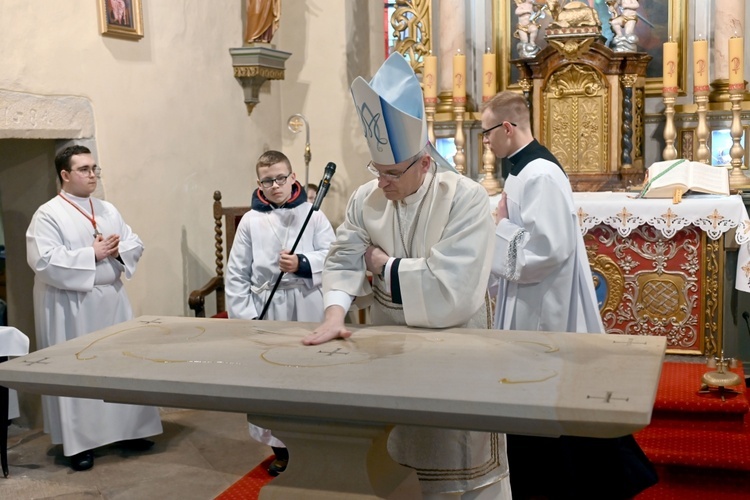 Poświęcenie ołtarza w Długopolu Górnym