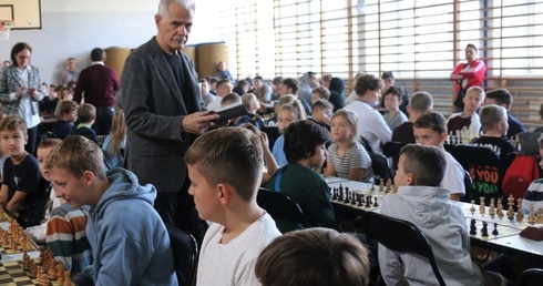 Do udziału w cyklu turniejów szachowych zaprasza Marek Niedźwiecki, prezes UKS "Roszada".